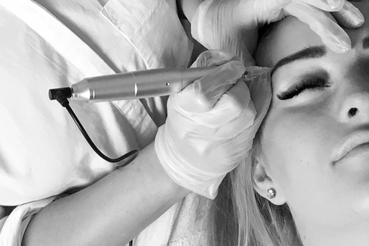 jakie są metody wykonywania makijażu permanentnego brwi