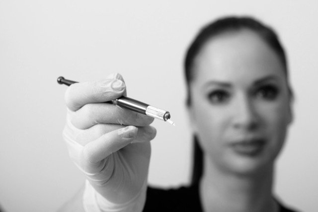co to jest microblading, pani trzyma pena w ręce