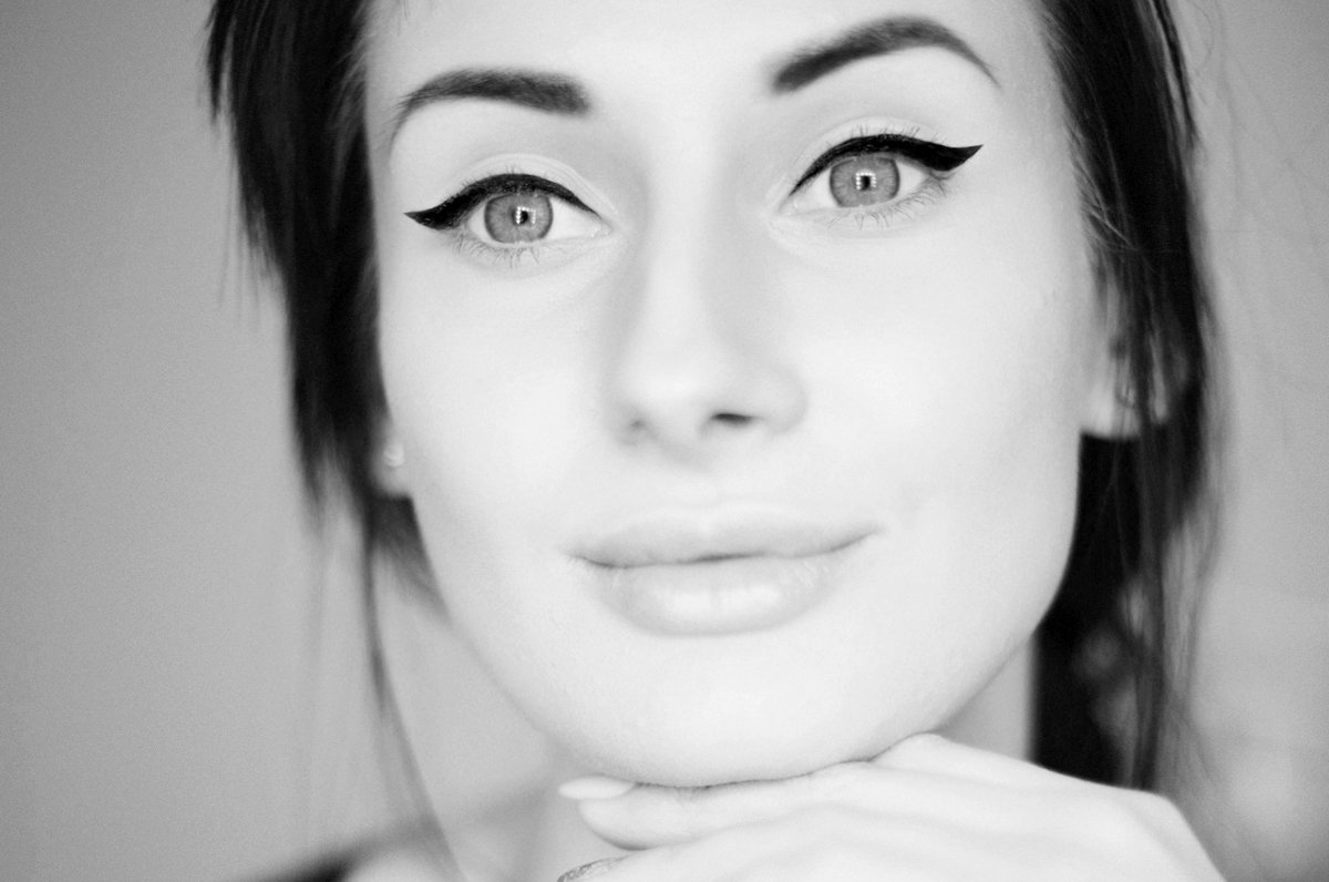 makijaż permanentny oczu, eyeliner, kobieta z makijażem permanentnym oczu