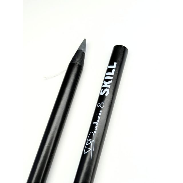 Czarna kredka do&nbsp;rysunku wstępnego brwi SKILL z odsłoniętym grafitem i&nbsp;logo
