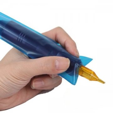 Folia ochronna na&nbsp;rączkę maszynki do&nbsp;makijażu permanentnego – przykład zastosowania.