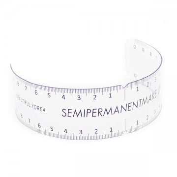 plastikowa, bezbarwna linijka do&nbsp;symetrii łuków brwiowych wielokrotnego użytku